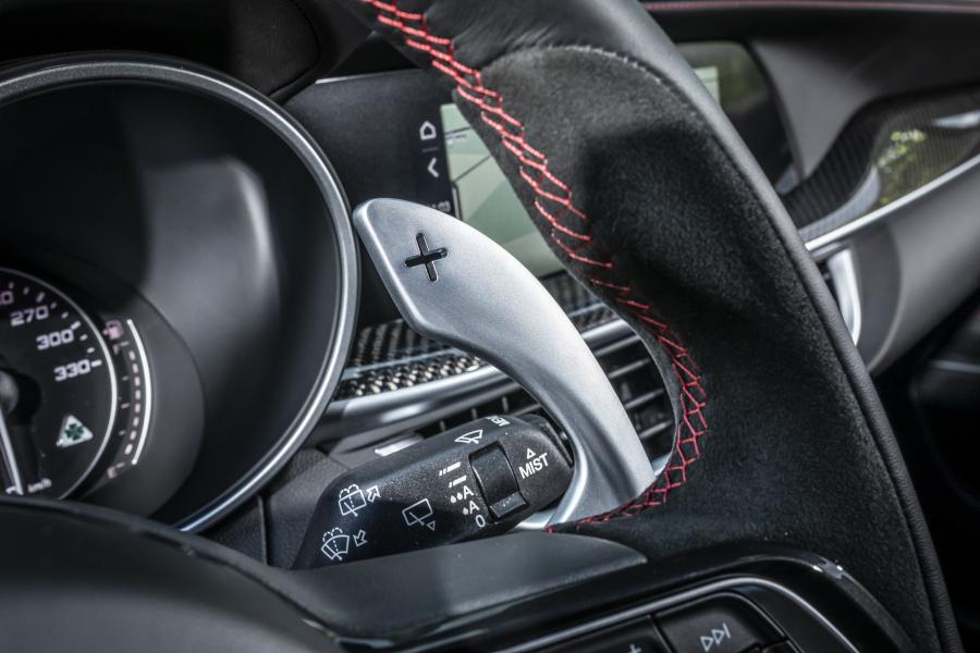 Детали интерьера Alfa Romeo Stelvio Quadrifoglio (949) 2020 года  (WW) (фото 40 из 55)